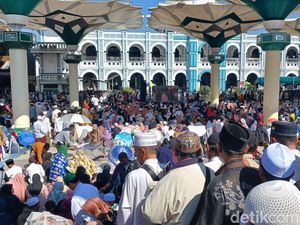 Ribuan Jemaah Meluber hingga Alun-alun Pasuruan Saat Haul Mbah Hamid
