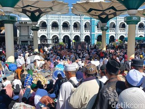 Ribuan Jemaah Meluber hingga Alun-alun Pasuruan Saat Haul Mbah Hamid