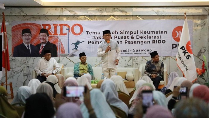 Ridwan Kamil menghadiri forum keumatan di DPW PKS DKI bersama Hidayat Nur Wahid.
