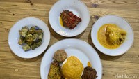 Setiap hari selalu tersaji sekitar 15 pilihan lauk. Mulai dari tunjang, dendeng lambok, rendang, ikan bakar, ayam bakar, ayam pop, dan masih banyak lagi. Foto: detikcom/Riska Fitria