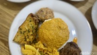 Seporsi nasi Padang di sini dilengkapi dengans sambal merah dan gulau Kapau yang brisi kol dan kacang panjang. Foto: detikcom/Riska Fitria