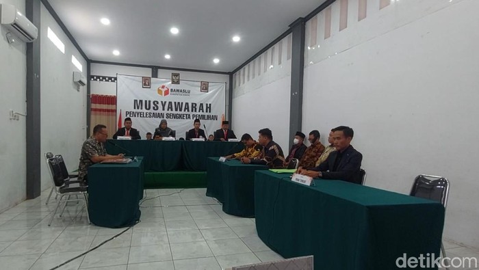 Sidang putusan sengketa Pilkada Kendal di kantor Bawaslu Kendal, Jawa Tengah, Sabtu (14/9/2024).