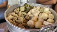 Adonan siomay sebanyak 25 kilogram itu bisa menghasilkan hingga ribuan siomay. Berupa siomay polos, isi telur, buat isi pare dan kentang. Foto: detikFood/Yenny Mustika Sari