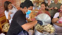 Wandi juga menegaskan kalau siomay yang dijualnya ini halal. Bahan bakunya menggunakan ikan tenggiri, tak ada campuran babi walaupun siomay benteng memang terkenalnya nonhalal. Foto: detikFood/Yenny Mustika Sari