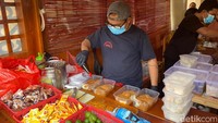 Ciri khasnya tuh siomay benteng kan dulu terkenalnya pakai daging b2 (babi) atau minyaknya. Tapi kalau kita jual versi halalnya, kita pakai asli ikan tenggiri nggak ada campuran b2 (babi) sama sekali, tegas Wandi. Foto: detikFood/Yenny Mustika Sari