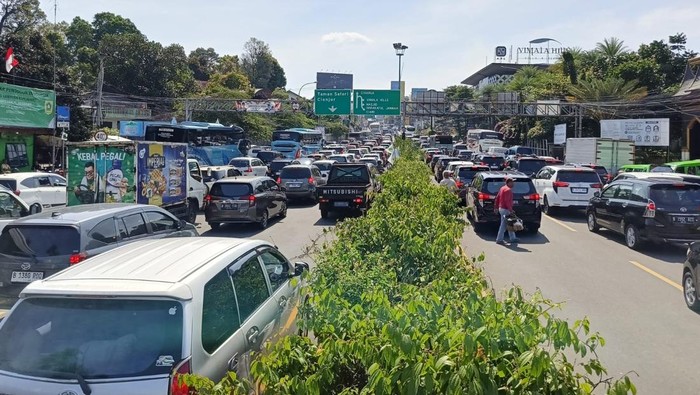 Sistem satu arah atau one way dari Jakarta menuju Puncak diterapkan (Rizky-detikcom)