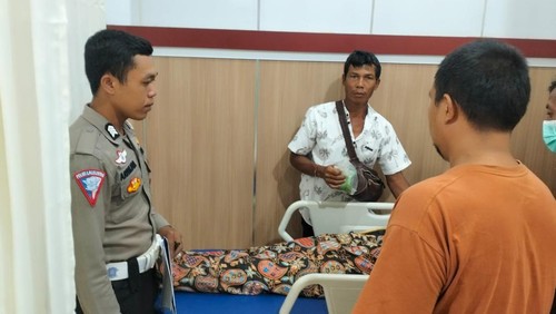 Siswa SMP berinisial I Kadek AM yang tewas setelah menyenggol truk sampah milik  DLH Kabupaten Karangasem dievakuasi ke RSUD Karangasem, Sabtu (144/9/2024). (Foto: Dok. Polres Karangasem)