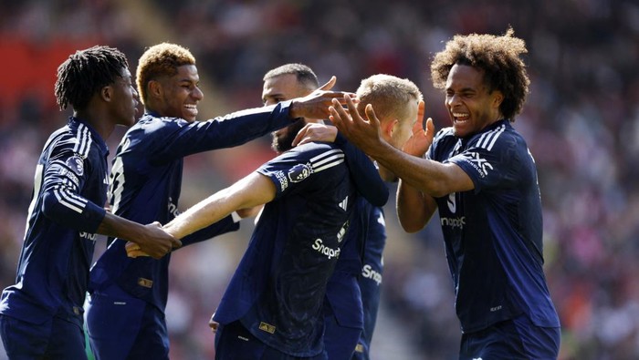 Soccer Football - Premier League - Southampton v Manchester United - St Marys Stadium, Southampton, Britain - September 14, 2024 Manchester Uniteds Matthijs de Ligt celebrates scoring their first goal with Joshua Zirkzee, Marcus Rashford, Kobbie Mainoo and Noussair Mazraoui Action Images via Reuters/John Sibley EDITORIAL USE ONLY. NO USE WITH UNAUTHORIZED AUDIO, VIDEO, DATA, FIXTURE LISTS, CLUB/LEAGUE LOGOS OR LIVE SERVICES. ONLINE IN-MATCH USE LIMITED TO 120 IMAGES, NO VIDEO EMULATION. NO USE IN BETTING, GAMES OR SINGLE CLUB/LEAGUE/PLAYER PUBLICATIONS. PLEASE CONTACT YOUR ACCOUNT REPRESENTATIVE FOR FURTHER DETAILS..