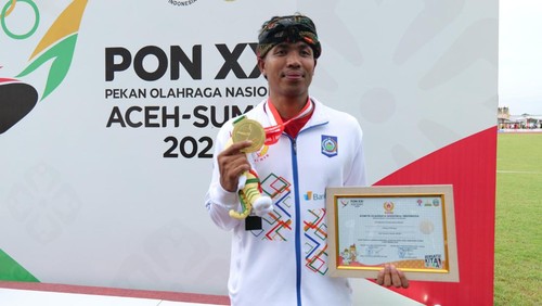 Sprinter Lalu Muhamad Zohri saat menerima medali emas PON 2024. (Dok KONI NTB)