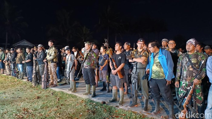 Suasana berburu hama tikus di bulak persawahan kawasan Kalurahan Sendangmulyo, Minggir, Sleman, Sabtu malam (14/9/2024).