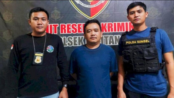 Tersangka pengelapan uang hotel dibawa Polsek Belitang I.