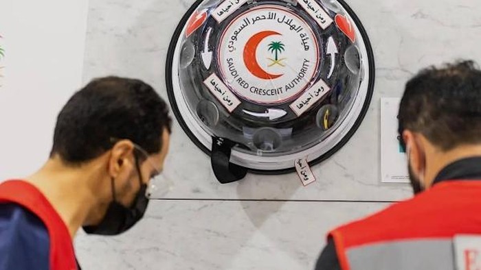 TIm Bulan Sabit Merah Saudi (SRCA) sedang menjelamatkan jemaah umroh Indonesia usai kena serangan jantung.