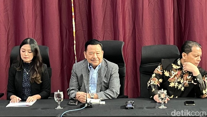 Tim Hukum Yayasan Bina Nusantara, Otto Hasibuan dalam jumpa pers kasus dugaan bullying. (Rumondang-detikcom)
