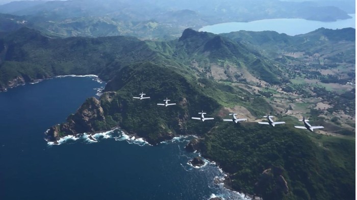 Tim Penerbangan Elit TNI AU Bakal Tampil Memukau di Bali Airshow Tim Aerobatik Jupiter TNI AU dan Tim Aerobatik Neptunus TNI AL akan memeriahkan ajang Bali International Airshow 2024. Kedua tim menampilkan atraksi memukau di langit Bali pada 18-21 September.