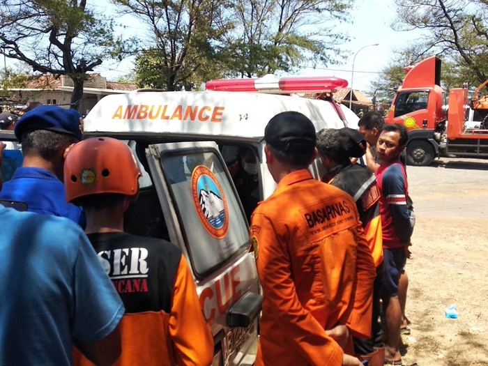 Tim SAR gabungan mengevakuasi jenazah nelayan yang hilang saat menebar jaring di muara Sungai Opak, Kabupaten Bantul, Sabtu (14/9/2024).
