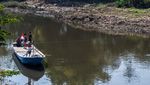 Perahu Penyebrangan di Sungai Bengawan Solo Kembali Beroperasi