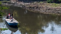 Akses perahu penyeberangan yang sempat ditutup tersebut kembali dioperasikan warga setempat sebagai transportasi alternatif.