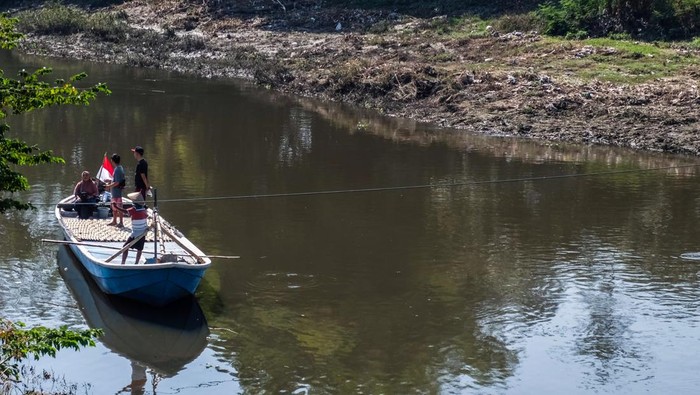 Transportasi alternatif di sungai Begawan Solo Warga menggunakan perahu untuk menyeberangi Sungai Bengawan Solo yang menghubungkan Desa Mojolaban, Sukoharjo dan Kampung Sewu, Solo, Jawa Tengah, Sabtu (14/9/2024). Akses perahu penyeberangan yang sempat ditutup tersebut kembali dioperasikan warga setempat sebagai transportasi alternatif untuk mempersingkat jarak dan waktu melintasi Sungai Begawan Solo sekaligus mempermudah akses perekonomian. ANTARAFOTO/Maulana Surya/agr