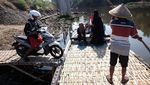Perahu Penyebrangan di Sungai Bengawan Solo Kembali Beroperasi