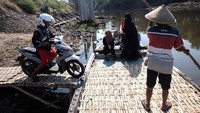 Warga menggunakan perahu untuk menyeberangi Sungai Bengawan Solo yang menghubungkan Desa Mojolaban, Sukoharjo dan Kampung Sewu, Solo, Jawa Tengah, Sabtu (14/9/2024).