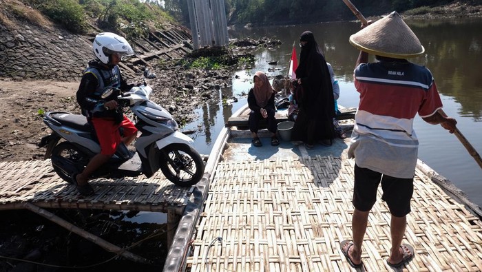 Transportasi alternatif di sungai Begawan Solo Warga menggunakan perahu untuk menyeberangi Sungai Bengawan Solo yang menghubungkan Desa Mojolaban, Sukoharjo dan Kampung Sewu, Solo, Jawa Tengah, Sabtu (14/9/2024). Akses perahu penyeberangan yang sempat ditutup tersebut kembali dioperasikan warga setempat sebagai transportasi alternatif untuk mempersingkat jarak dan waktu melintasi Sungai Begawan Solo sekaligus mempermudah akses perekonomian. ANTARAFOTO/Maulana Surya/agr
