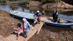 Perahu Penyebrangan di Sungai Bengawan Solo Kembali Beroperasi