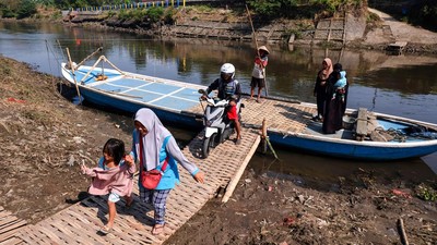 Perahu Penyebrangan di Sungai Bengawan Solo Kembali Beroperasi