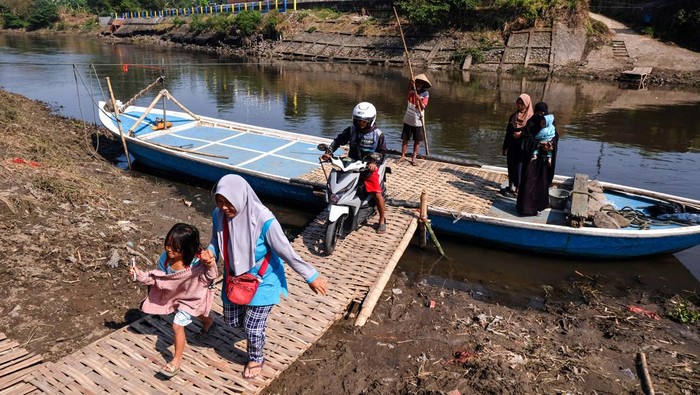 Warga menggunakan perahu untuk menyeberangi Sungai Bengawan Solo yang menghubungkan Desa Mojolaban, Sukoharjo dan Kampung Sewu, Solo, Jawa Tengah, Sabtu (14/9/2024). Akses perahu penyeberangan yang sempat ditutup tersebut kembali dioperasikan warga setempat sebagai transportasi alternatif untuk mempersingkat jarak dan waktu melintasi Sungai Begawan Solo sekaligus mempermudah akses perekonomian. ANTARAFOTO/Maulana Surya/agr
