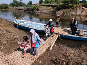 Perahu Penyebrangan di Sungai Bengawan Solo Kembali Beroperasi