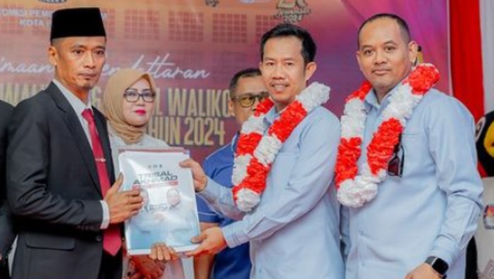Trisal Tahir-Akhmad Syarifuddin saat mendaftar ke KPU Palopo.