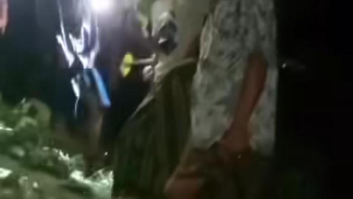 Warga ramai-ramai diduga mencari bocah perempuan yang hilang secara misterius di Bangkalan.