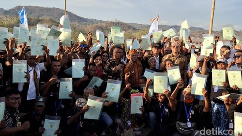 AHY saat menyerahkan sertifikat tanah warga eks Timor Timur di Desa Oebola Dalam, Kecamatan Fatuleu, Kabupaten Kupang, NTT, Sabtu (14/08/2024). (Yufengki Bria/detikBali).