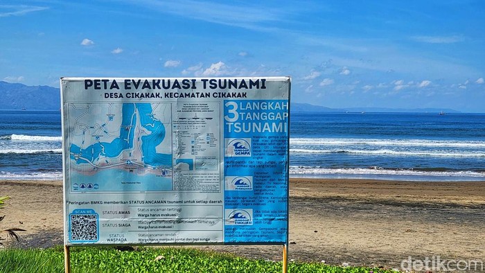 Alat peraga waspada tsunami di wiayah pesisir Pantai Kecamatan Cikakak, Kbupaten Sukabumi