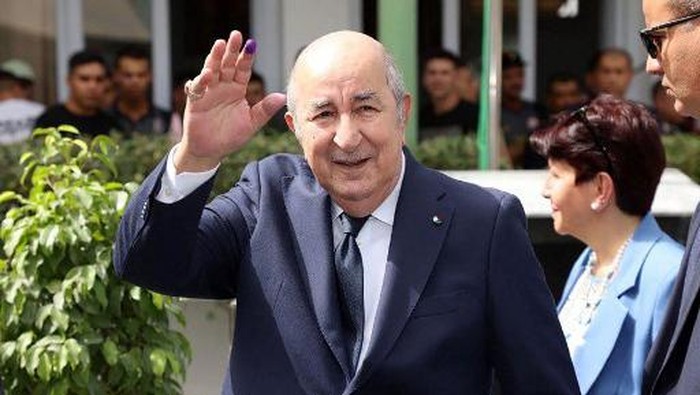 A handout picture released by the Algerian Presidency Facebook page, shows Algerias incumbent President Abdelmadjid Tebboune leaving a polling station after voting in Algiers on September 7, 2024. About 24 million Algerians are poised to head to the polls September 7 for a vote in which experts say Tebboune faces no real risk to his tenure as he seeks a second term. (Photo by ALGERIAN PRESIDENCY FACEBOOK PAGE / AFP) / == RESTRICTED TO EDITORIAL USE - MANDATORY CREDIT 
