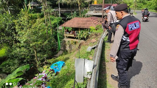 Anggota Polsek Pupuan saat mengecek lokasi truk yang terjatuh ke jurang di Jalan Antosari-Pupuan, Kecamatan Pupuan, Tabanan. (Dok. Polsek Pupuan)