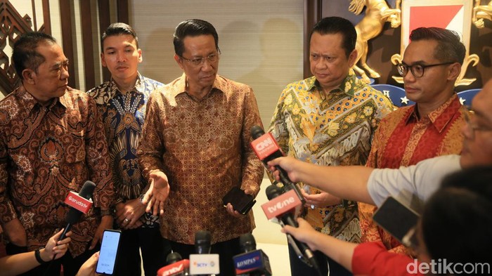 Anindya Bakrie Bantah Lakukan Kudeta Ketum Kadin Arsjad Rasjid Ketua Umum Kamar Dagang dan Industri (Kadin) Indonesia versi Munaslub Anindya Bakrie mengatakan Musyawarah Nasional Luar Biasa (Munaslub) digelar dan memutuskan dirinya sebagai Ketua Umum merupakan inisiatif dari Kadin daerah dan asosiasi.