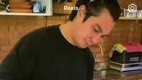 Baim Wong ternyata bisa masak lho! Ia pernah menunjukkan kemampuannya masak hidangan Thailand, chicken pad kra pao. Foto: Instagram baimwong