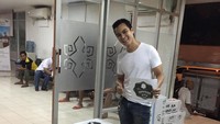 Lewat foto ini, Baim Wong sedang nostalgia sepuluh tahun lalu. Ternyata ia pernah menjual mentega, bahkan sampai mengantar sendiri ke bandara. Foto: Instagram baimwong