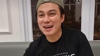 Begini potret bahagia Baim Wong saat menemukan restoran Padang enak di Pantai Indah Kapuk. Ia mencicipi gulai otak hingga olahan udang di RM Tuan Mudo. Foto: Instagram baimwong