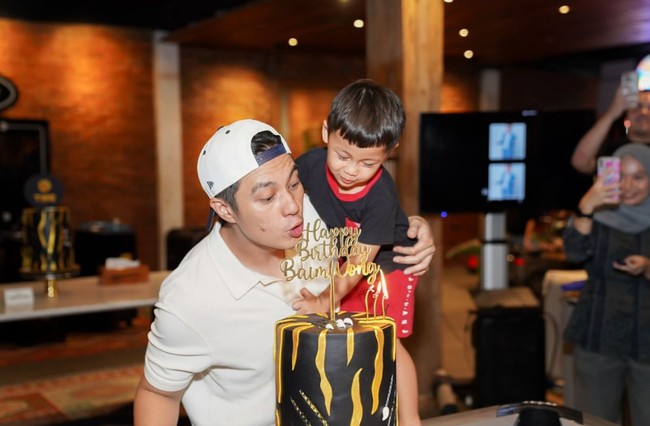 Baim Wong Cicip Nasi Padang hingga Makan Bareng Anna Jobling