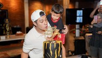 Ayah 2 anak ini sedang merayakan ulang tahun bersama orang-orang terdekatnya. Ia pun mengajak anak keduanya untuk ikut meniup kue ulang tahun. Foto: Instagram baimwong