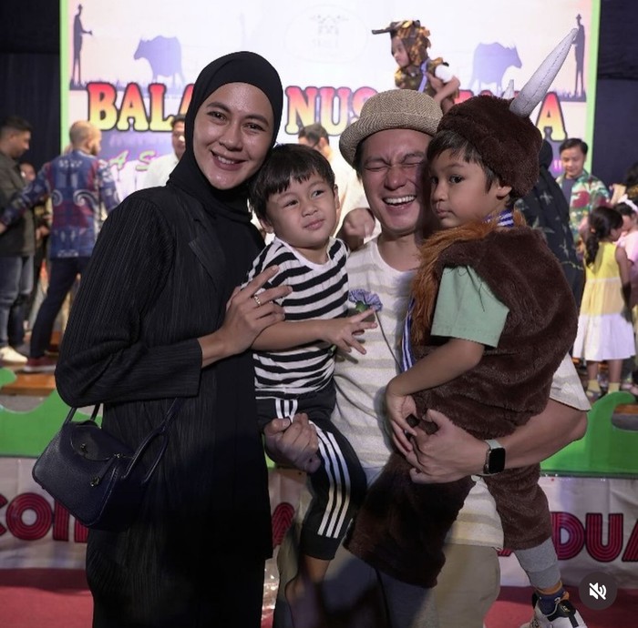 Baim Wong Cicip Nasi Padang hingga Makan Bareng Anna Jobling Baim Wong Cicip Nasi Padang hingga Makan Bareng Anna Jobling