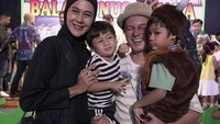 Baim Wong ramai disorot soal isu keretakan rumah tangganya bersama Paula Verhoeven yang ia nikahi tahun 2018. Meski begitu, keduanya menampik isu tersebut dengan mengatakan tak ada masalah. Foto: Instagram baimwong