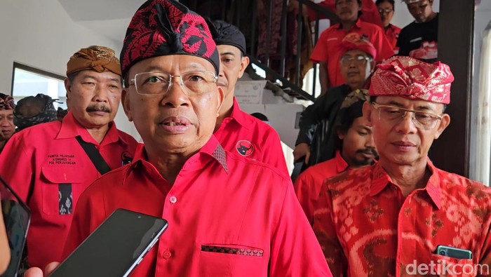 Bakal cagub Bali, Wayan Koster, didampingi bakal cabup Klungkung, I Made Satria, Minggu (15/9/2024). (I Putu Budikrista Artawan/detikBali)