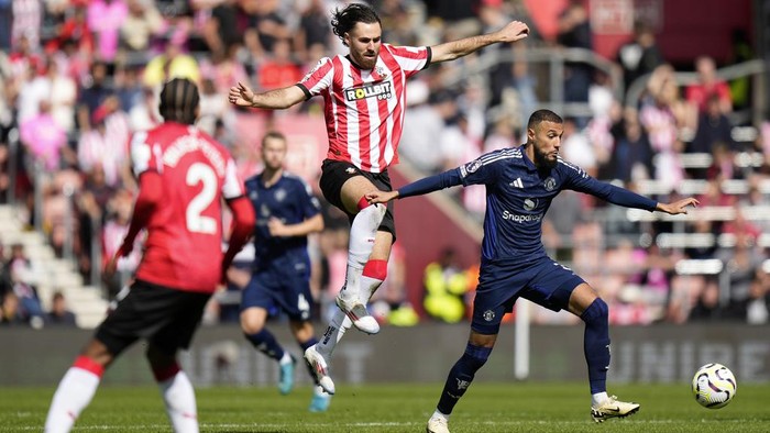 Manchester Uniteds Noussair Mazraoui is challenged by Southamptons Ben Brereton Diaz during the English Premier League soccer match between Southampton and Manchester United at St. Marys stadium in Southampton, England, Saturday, Sept. 14, 2024. (AP Photo/Alastair Grant)