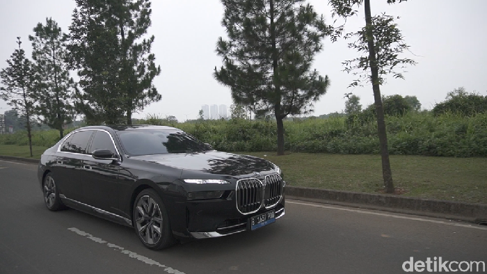 BMW i7