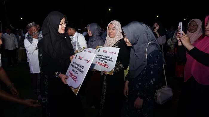 Bupati Banyuwangi Ipuk menyerahkan insentif ke guru ngaji