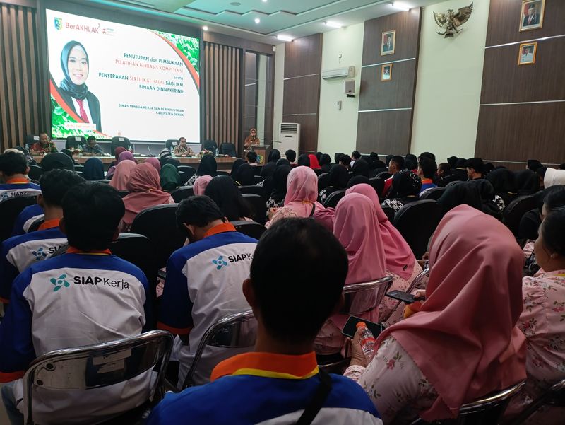 Bupati Demak Eisti'anah memberikan sertifikat halal kepada pengusaha kuliner di Demak