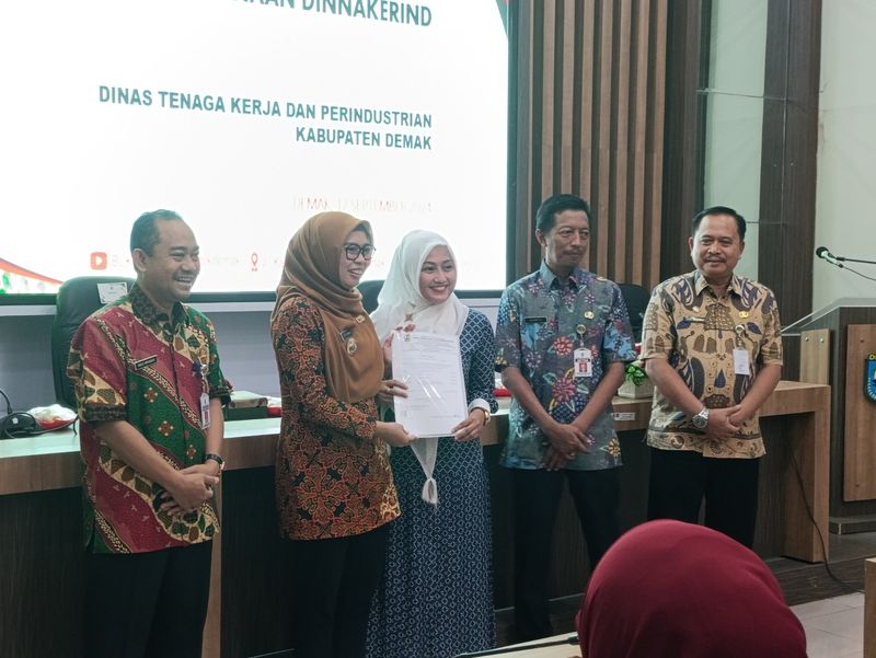 Bupati Demak Eisti'anah memberikan sertifikat halal kepada pengusaha kuliner di Demak