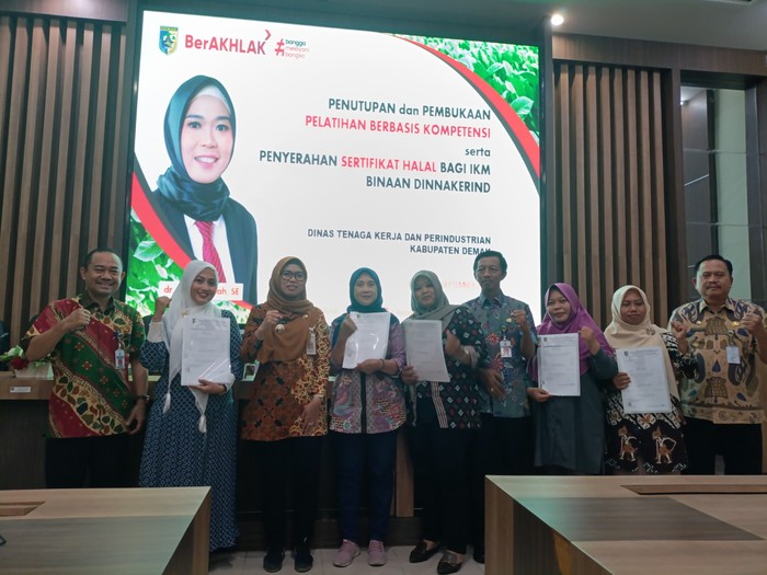 Bupati Demak Eistianah memberikan sertifikat halal kepada pengusaha kuliner di Demak